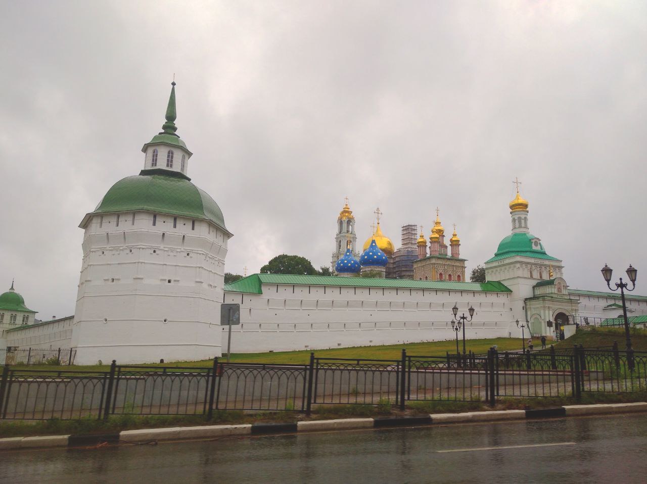 Сергиев Посад, Свято-Троицкая Сергиева лавра, Пятницкая башня; Свято-Троицкая Сергиева лавра, Колокольня; Свято-Троицкая Сергиева лавра, Успенский собор; Свято-Троицкая Сергиева лавра, Церковь в честь Рождества святого Иоанна Предтечи; Свято-Троицкая Сергиева лавра, Красная башня