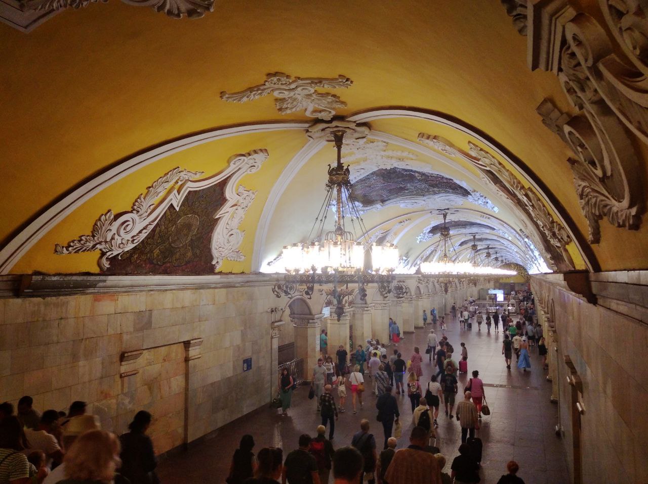 Москва, Кольцевая линия Московского метрополитена, станция метро «Комсомольская»