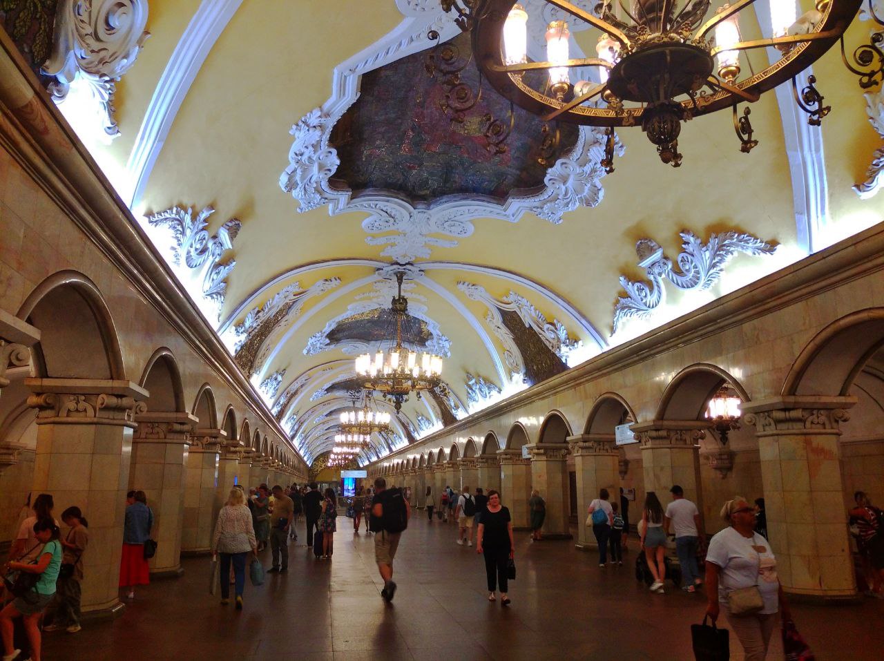 Москва, Кольцевая линия Московского метрополитена, станция метро «Комсомольская»