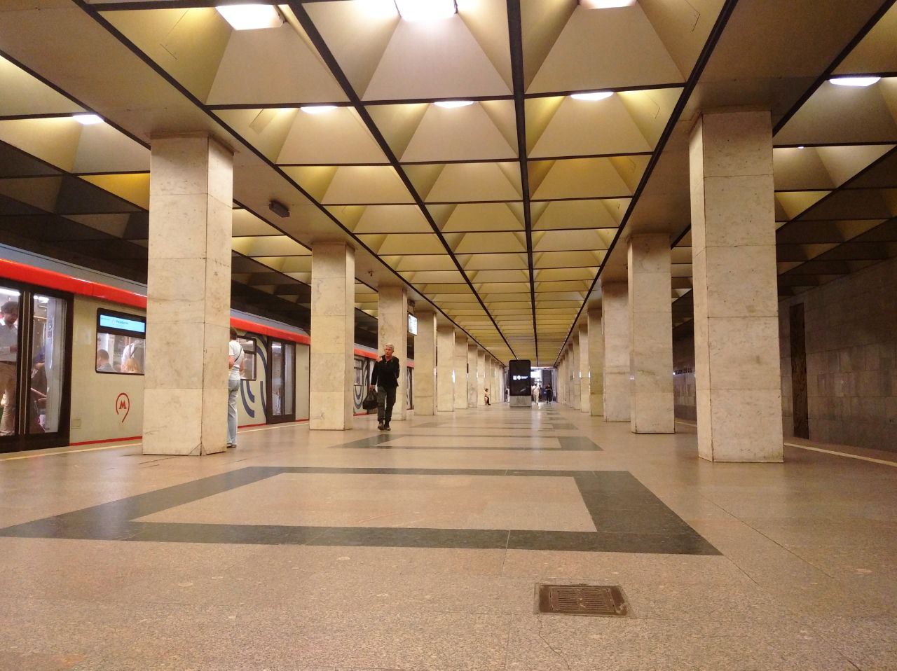 Москва, Калужско-Рижская линия Московского метрополитена, станция метро «Ботанический сад»