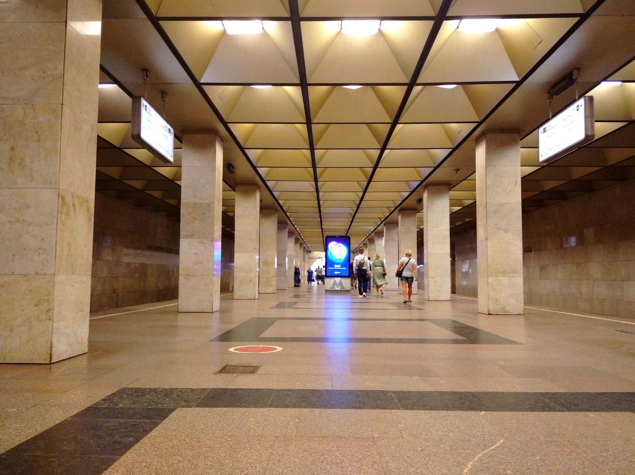 Москва, Калужско-Рижская линия Московского метрополитена, станция метро «Ботанический сад»