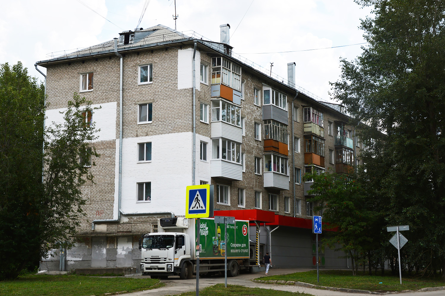 Perm, Улица Танкистов, 13 / Стахановская улица, 44
