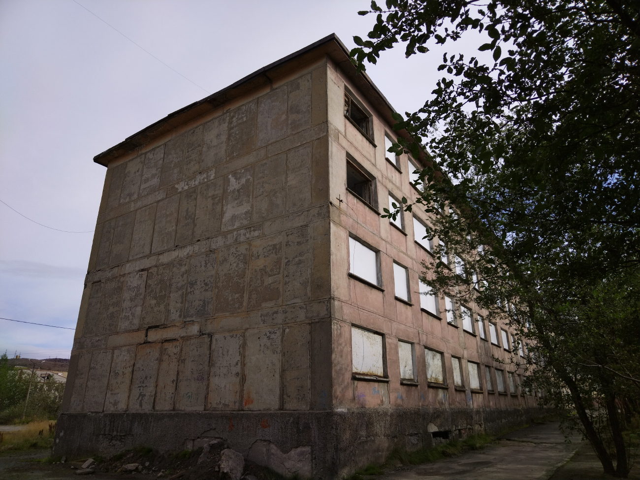 Никель, Октябрьская улица, 8