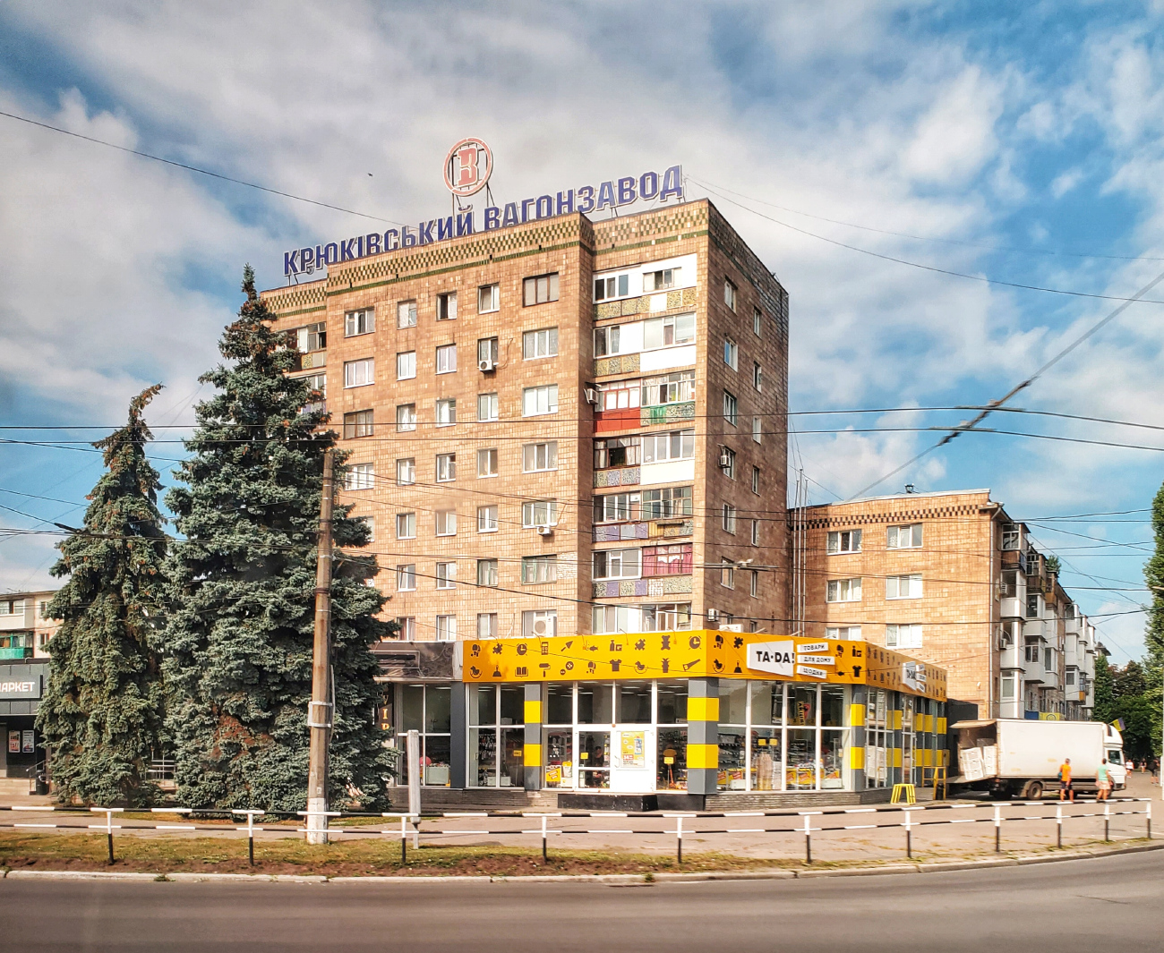 Кременчуг, Первомайская улица, 63 / Улица Халаменюка, 16