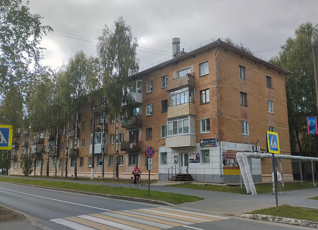 Мирный, Улица Гагарина, 13