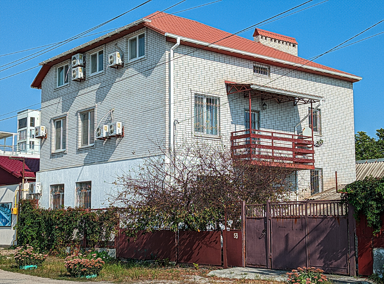Бердянск, Улица Тищенко, 53 / Улица Горького, 75