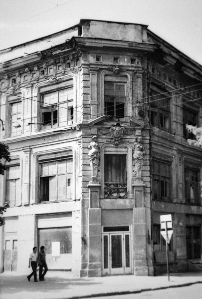 Одесса, Вулиця Буніна, 40 / провулок віце-адмірала жукова, 14*