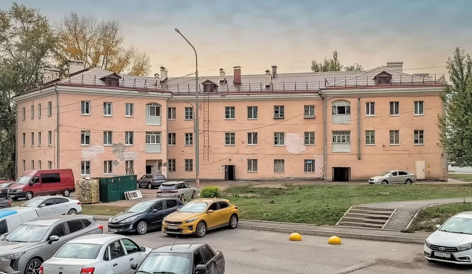 Уфа, Интернациональная улица, 1 / Улица Комарова, 2