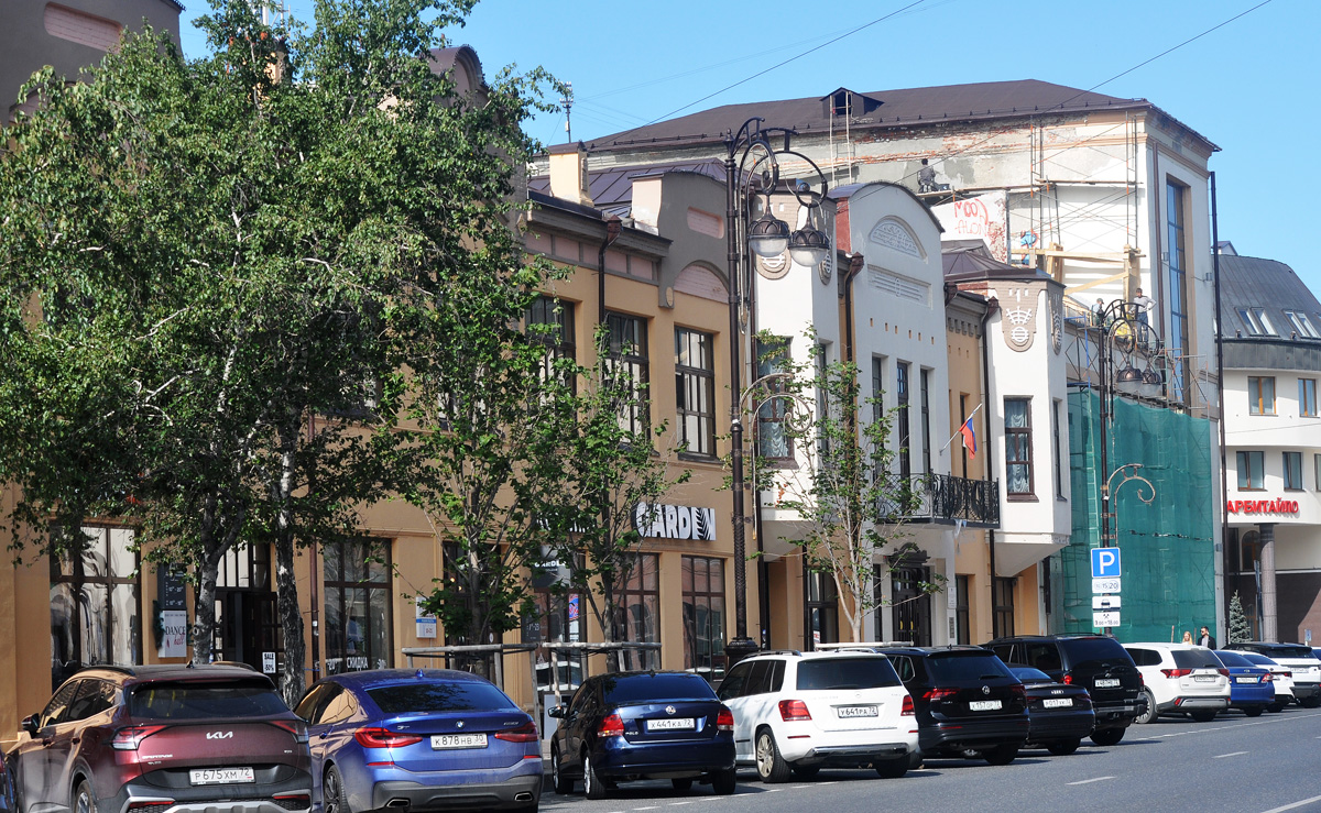 Тюмень, Улица Республики, 42 / Улица Дзержинского, 33