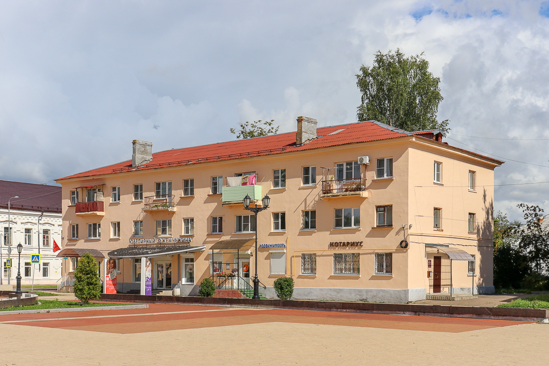 Старая Русса, Соборная площадь, 5 / Гостинодворская улица, 1
