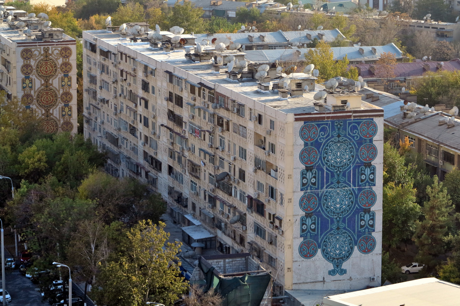 Ташкент, Улица Мирабад, 6. Монументальное искусство (мозаики, росписи, барельефы, сграфито)