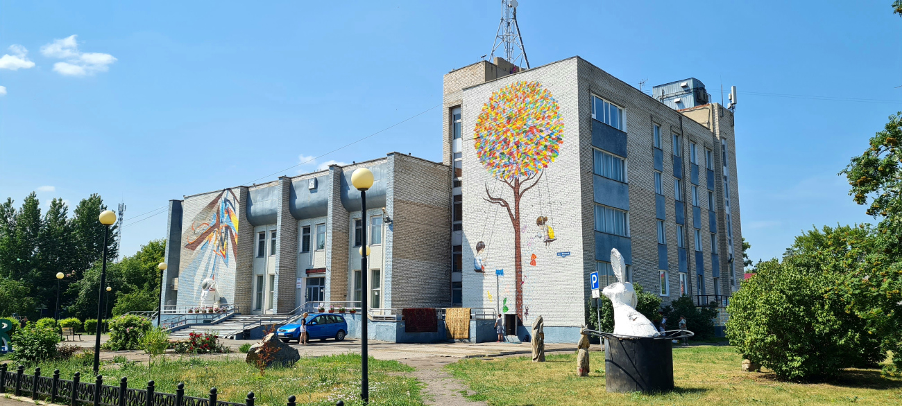 Омск, Микрорайон Входной, 22 корп. 2. Монументальное искусство (мозаики, росписи, барельефы, сграфито)