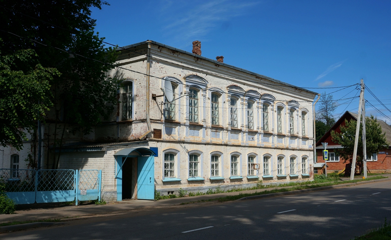 Калязин, Улица 1 Мая, 8 / Улица Ленина, 14
