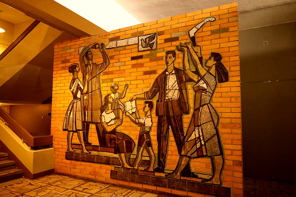 Таллин, Rävala puiestee, 10. Монументальное искусство (мозаики, росписи, барельефы, сграфито)