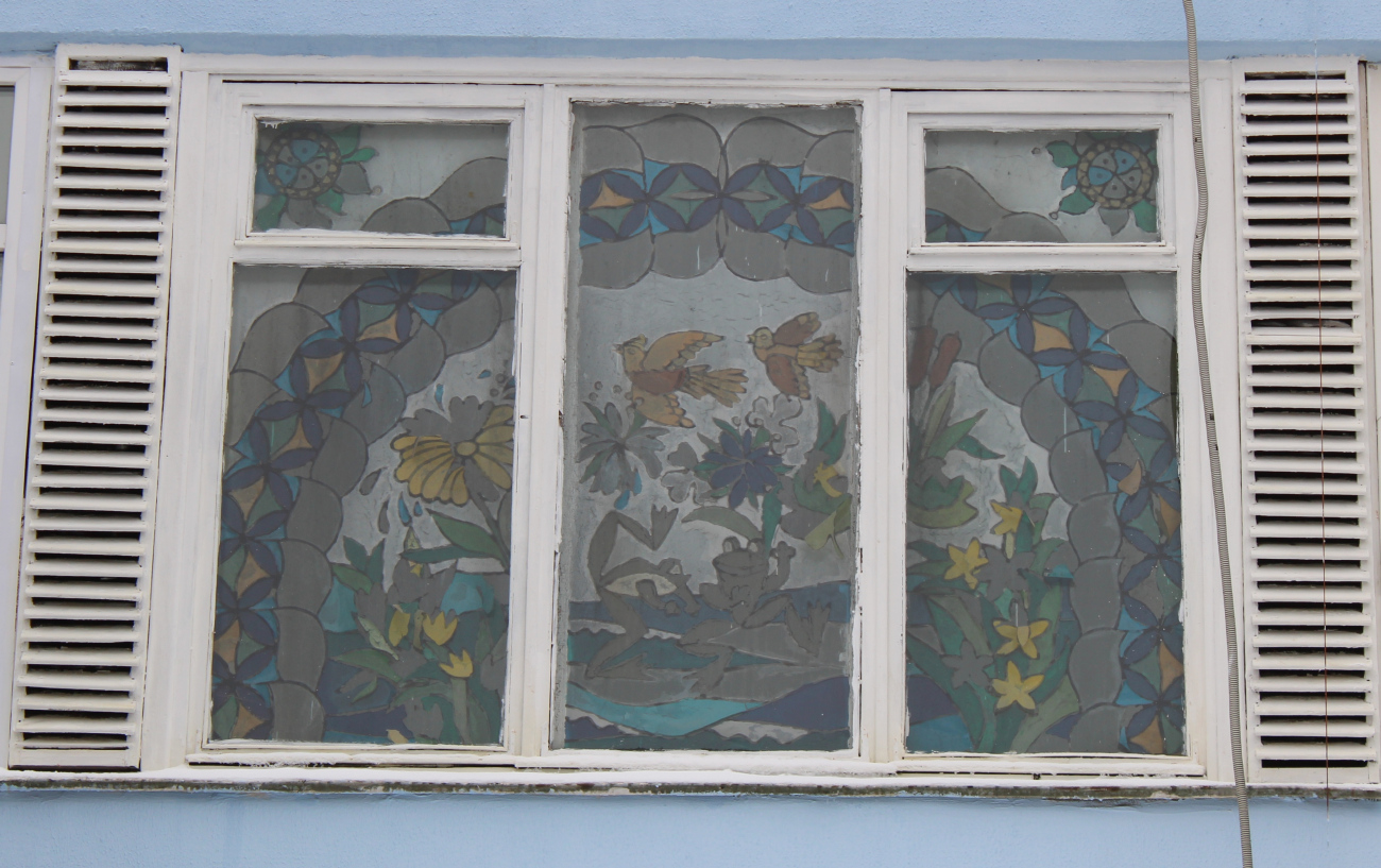 Минск, Улица Яна Райниса, 2. Монументальное искусство (мозаики, росписи, барельефы, сграфито)