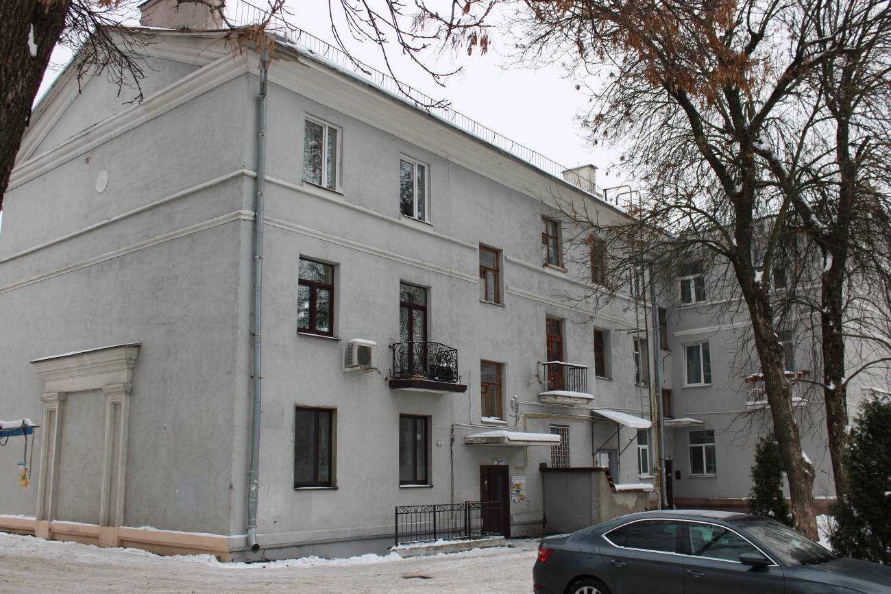 Мінск, Красноармейская улица, 28 / Казарменный переулок, 2