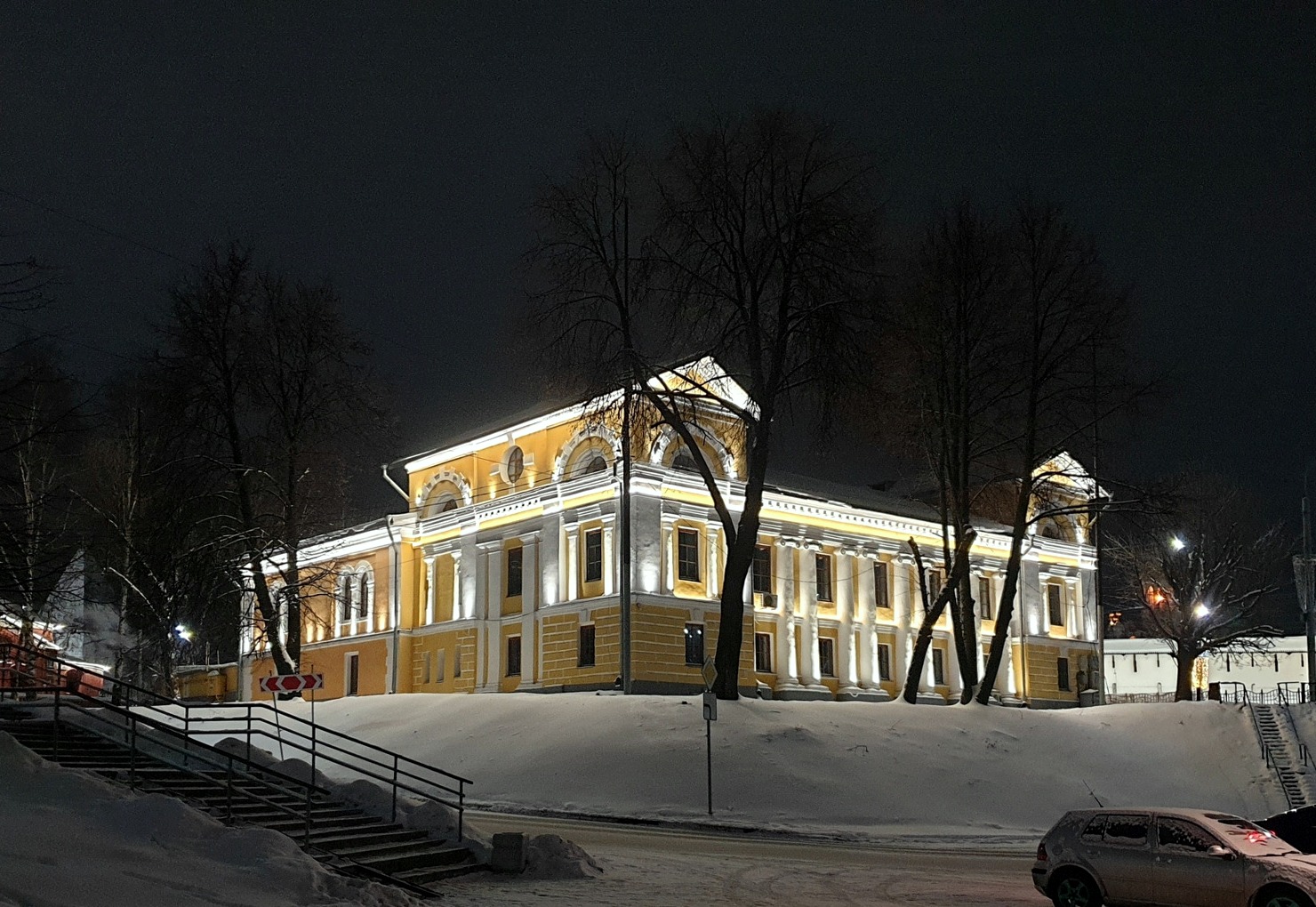 Ярославль, Богоявленская площадь, 14 / Которосльная набережная, 20