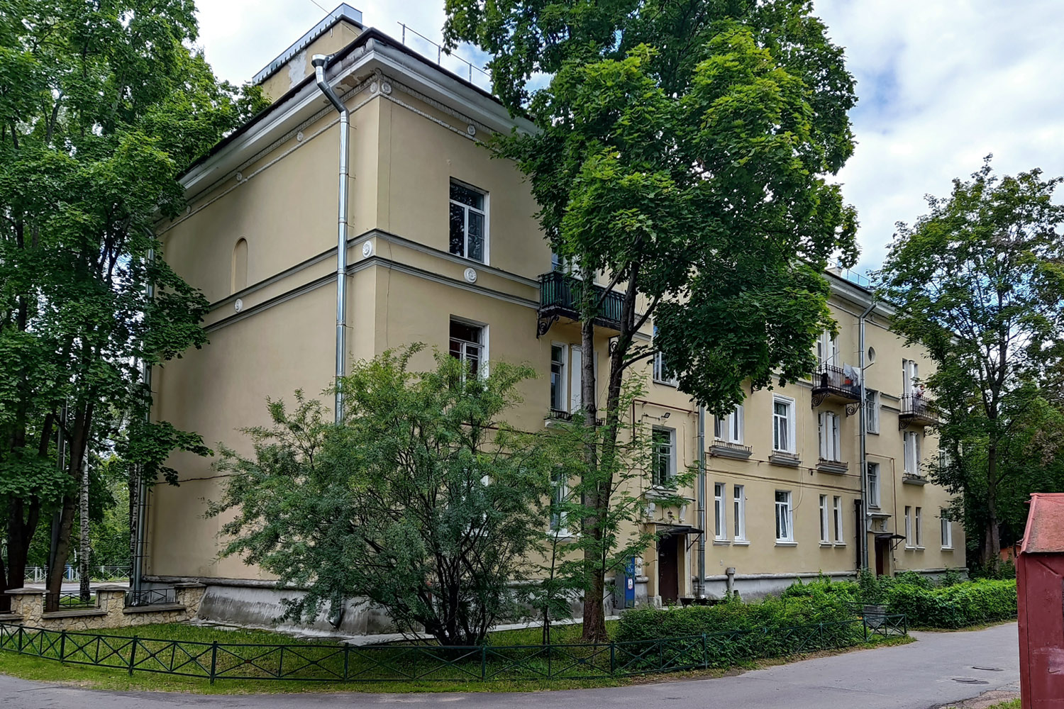 Песочный, Ленинградская улица, 42