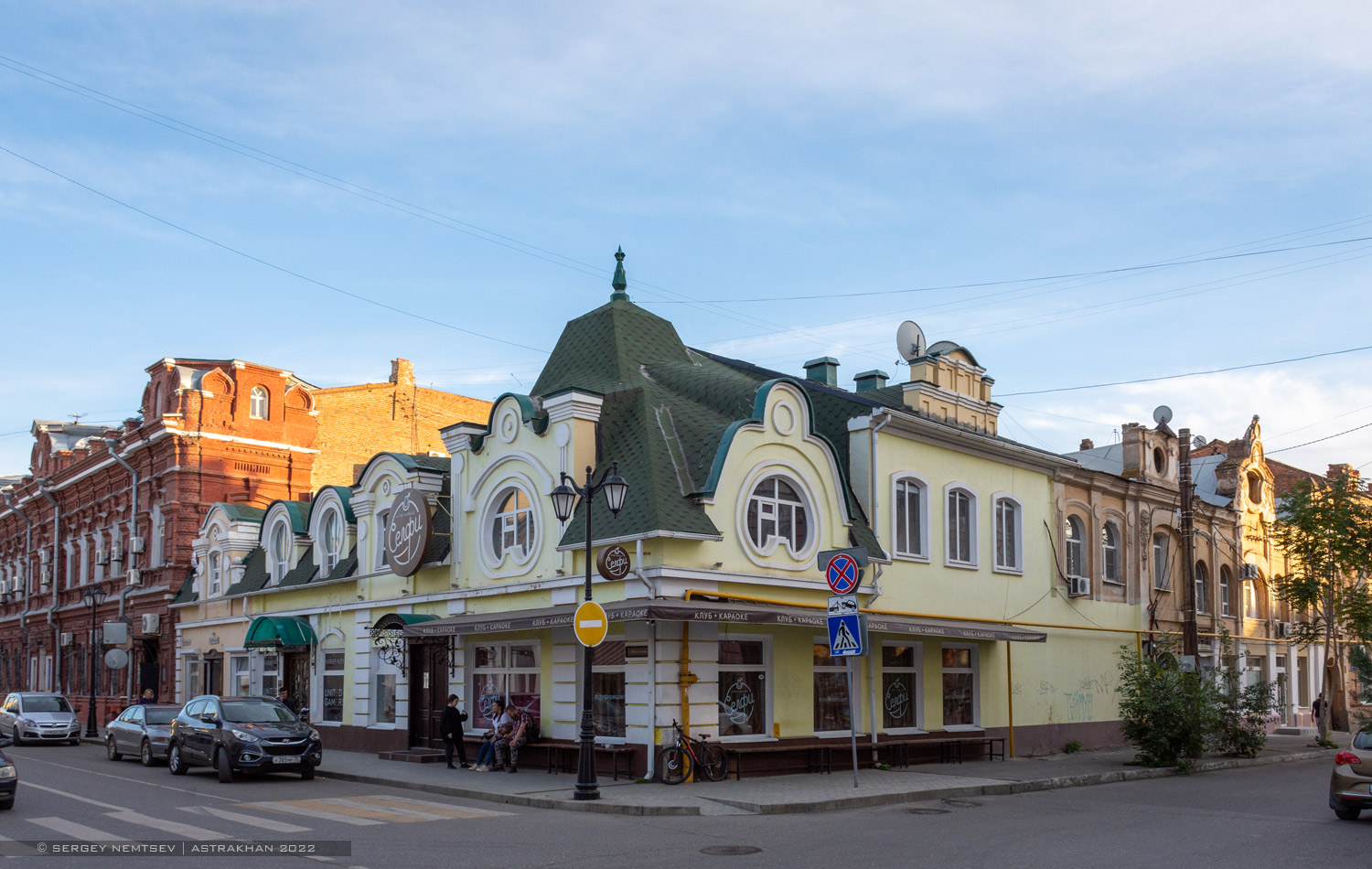 Астрахань, Улица Фиолетова, 11 / Никольская улица, 8