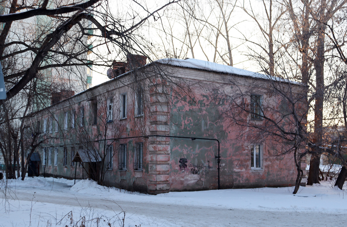 Omsk, 1-я улица Челюскинцев, 100 / Авангардная улица, 2