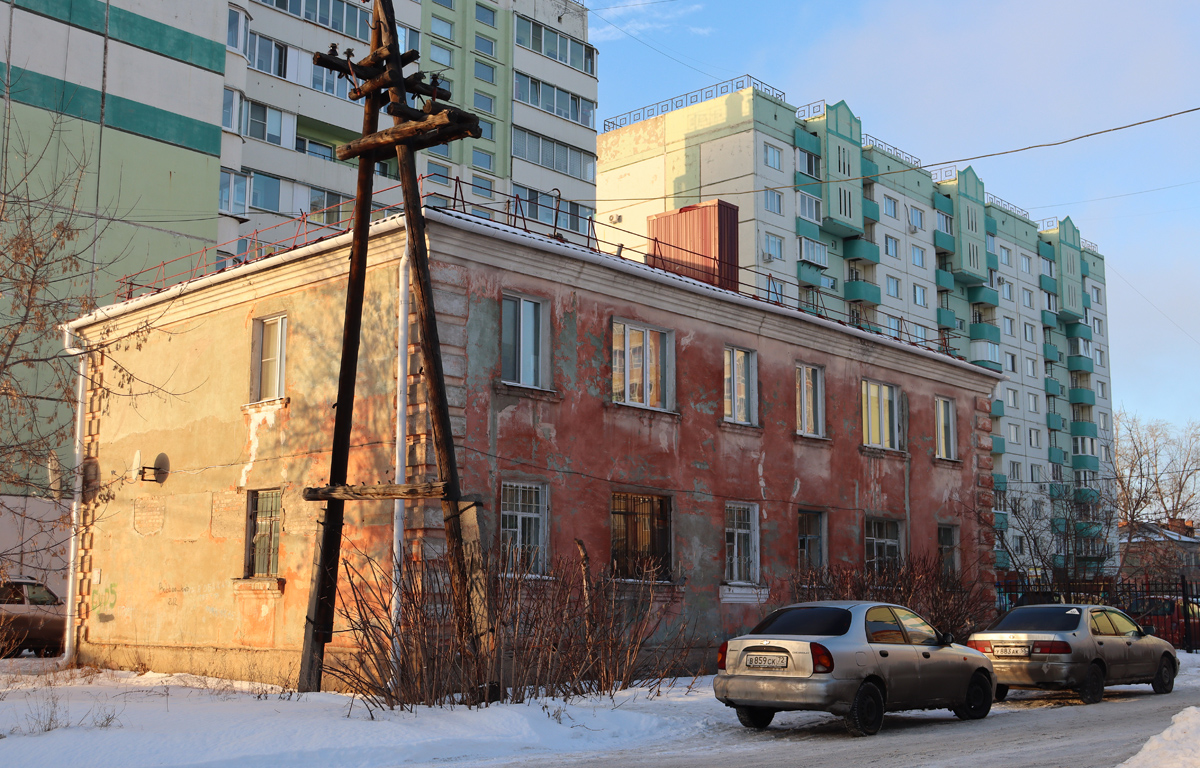 Омск, 1-я улица Челюскинцев, 98; Улица Сурикова, 5