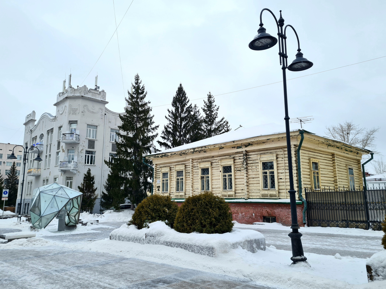 Омск, Улица Чокана Валиханова, 3; Комиссаровская улица, 19 / Улица Чокана Валиханова, 5