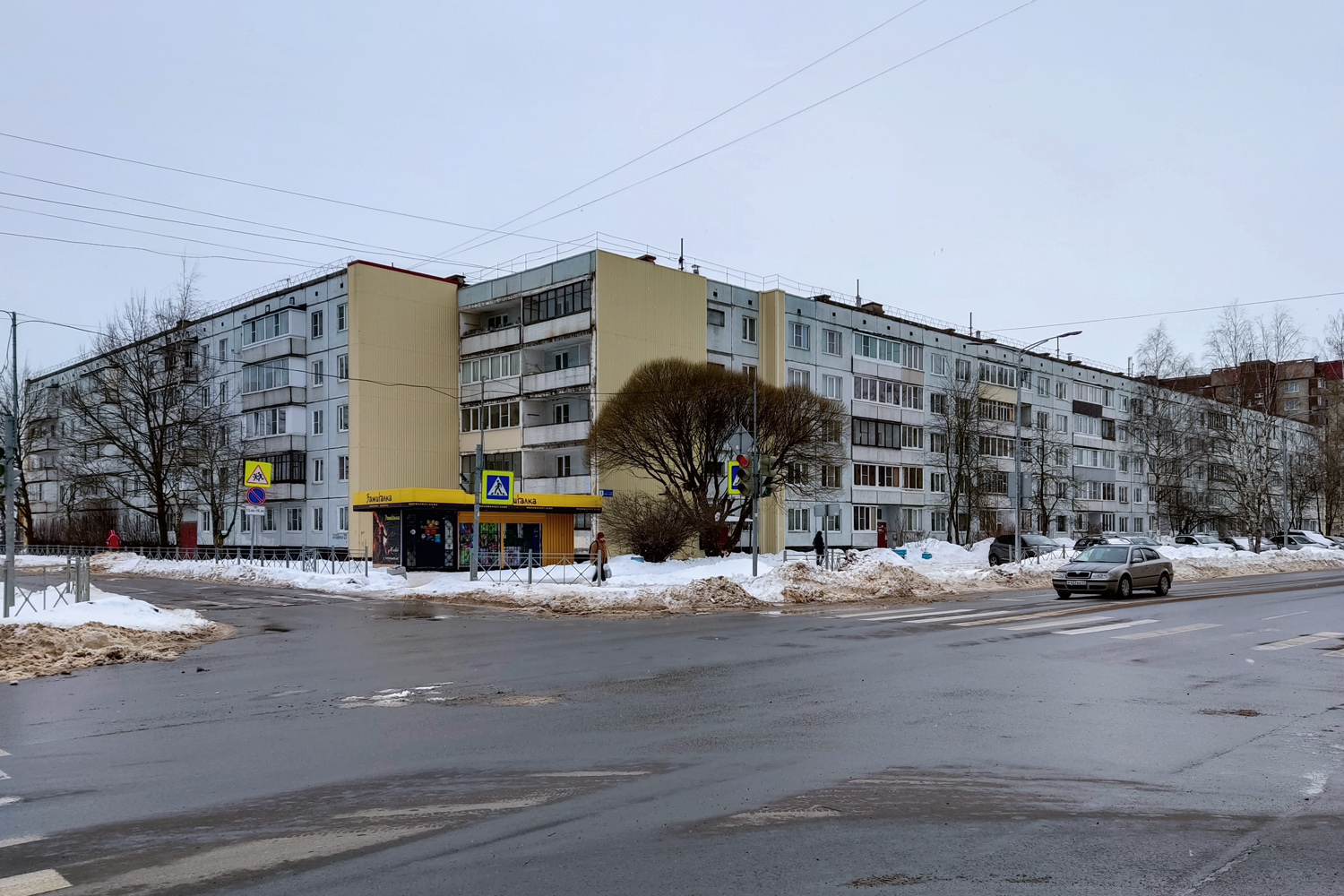 Кириши, Молодёжный бульвар, 21; Улица Нефтехимиков, 6