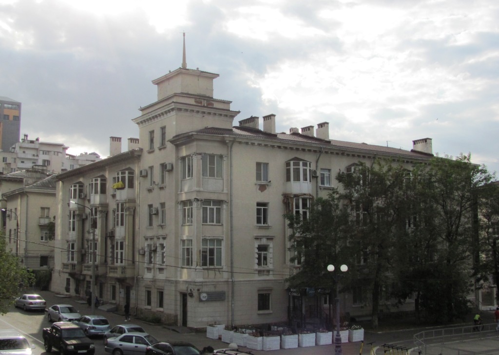 Новороссийск, Набережная Адмирала Серебрякова, 5 / Улица Революции 1905 года, 1