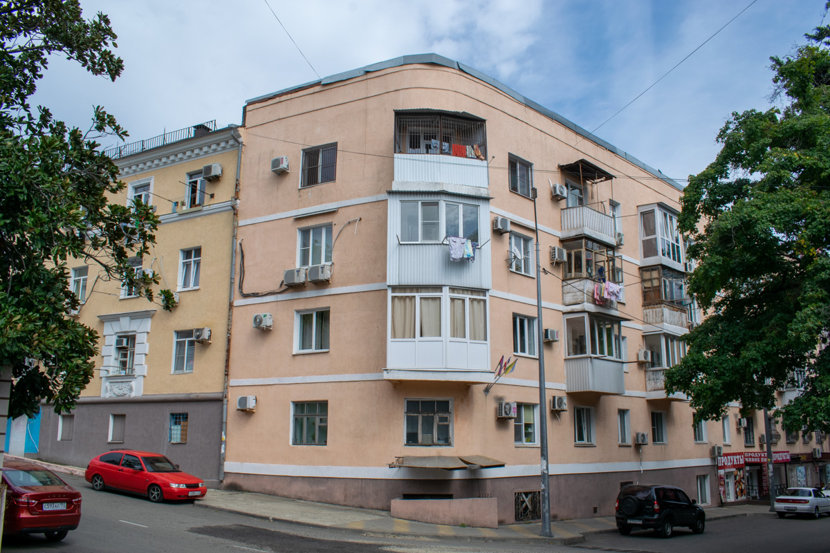 Туапсе, Площадь Ильича, 4; Улица Полетаева, 2