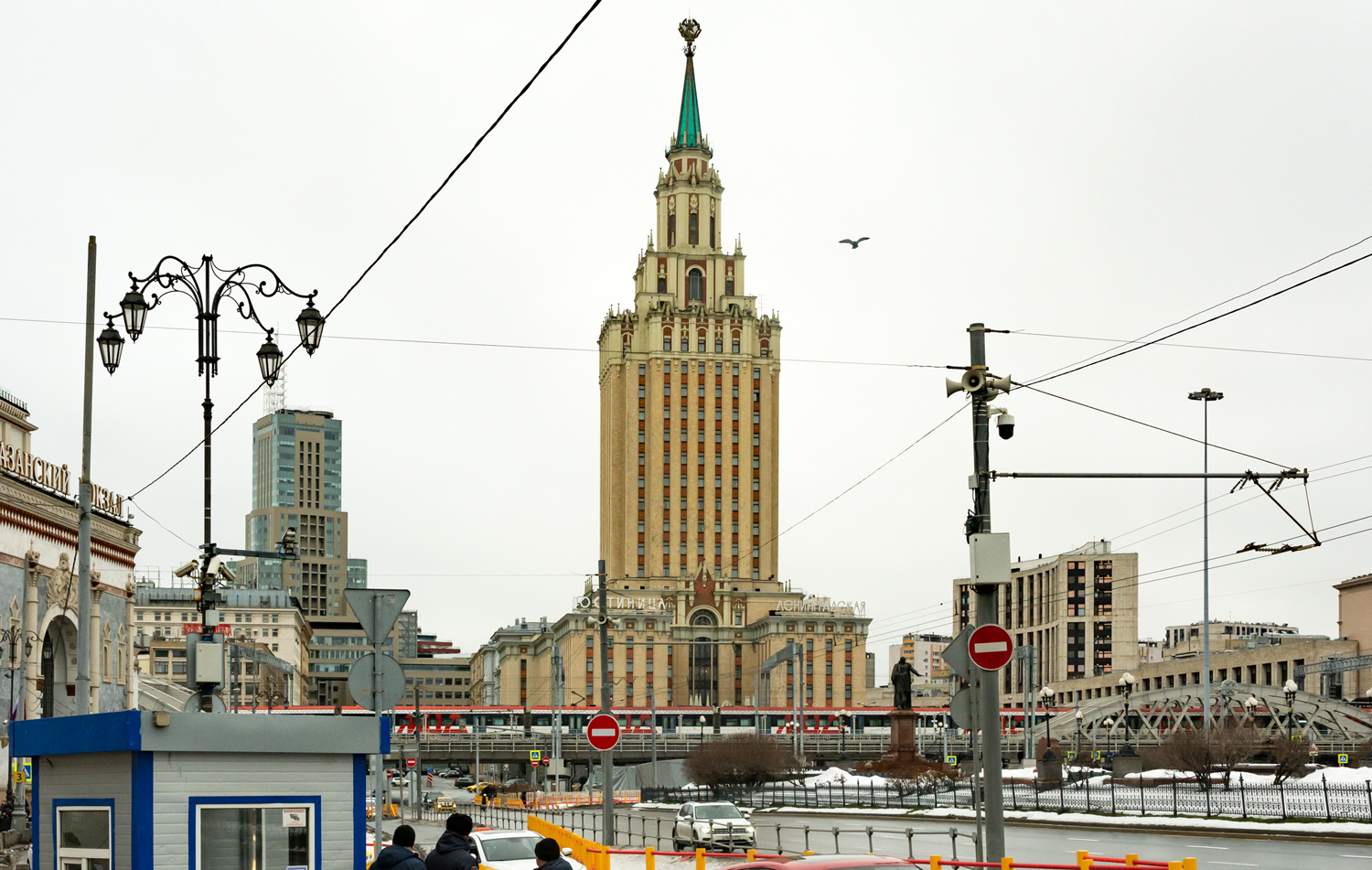 Москва, Каланчёвская улица, 21 / Улица Маши Порываевой, 40; Каланчёвская улица, Каланчёвский путепровод