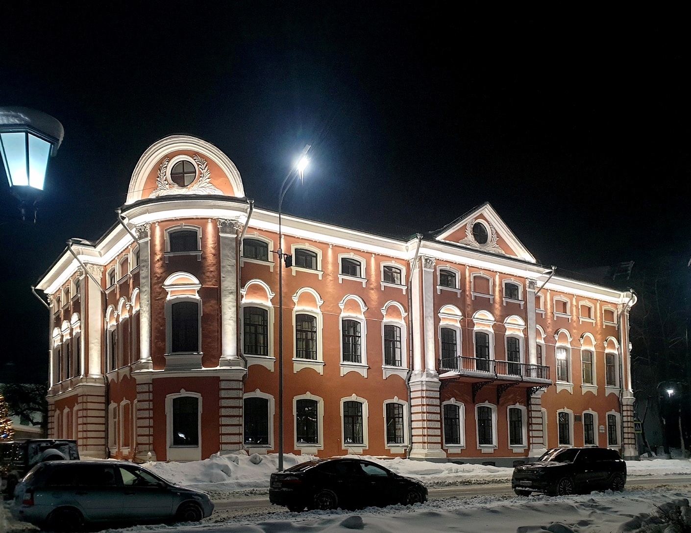 Yaroslavl, Площадь Челюскинцев, 12 / Революционная улица, 4