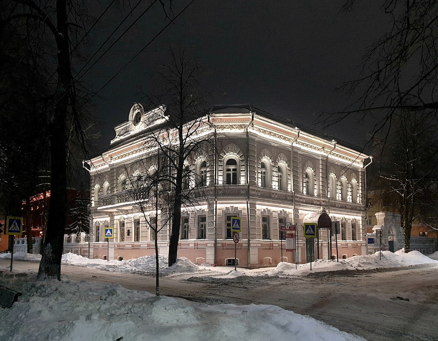 Ярославль, Волжская набережная, 17 / Советский переулок, 1