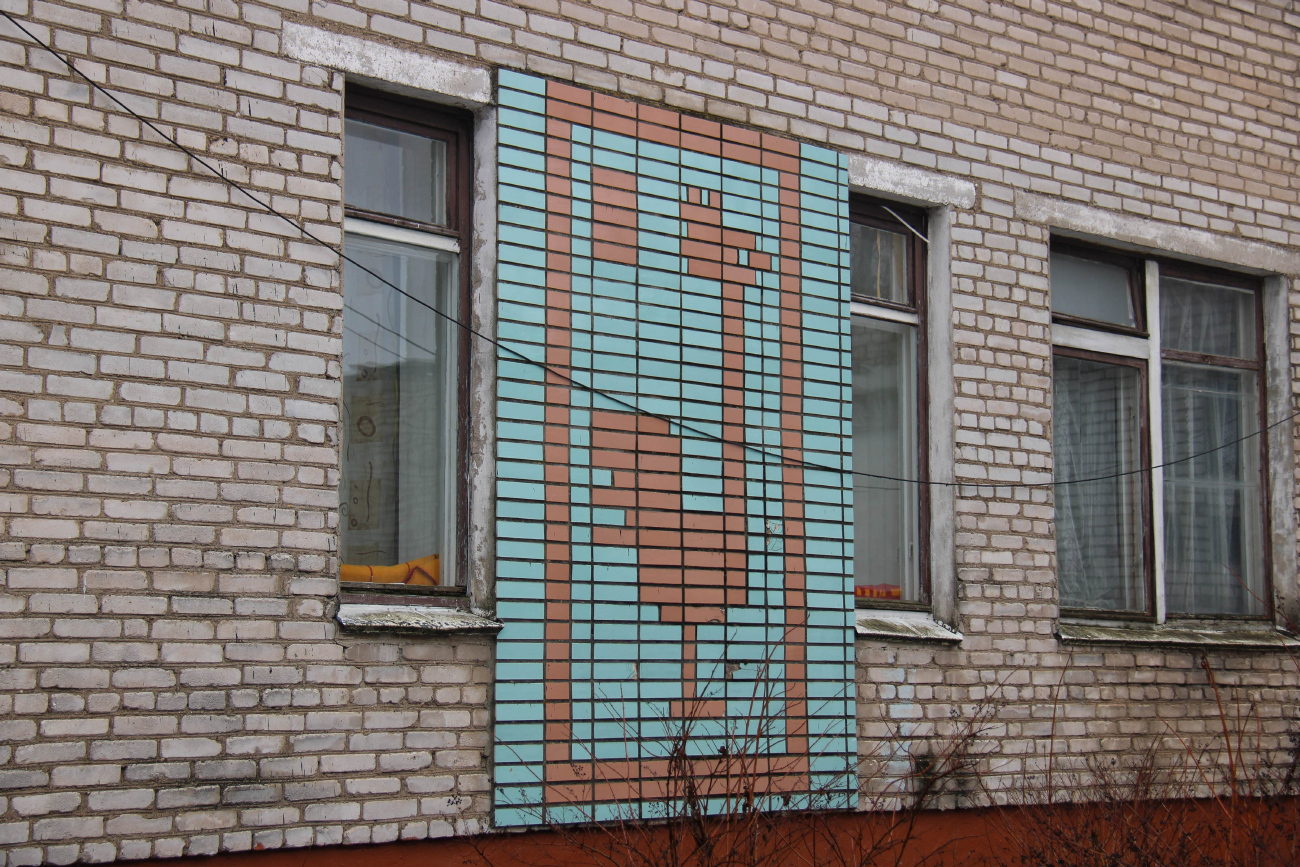 Большевик, Фабричная улица, 2. Монументальное искусство (мозаики, росписи, барельефы, сграфито)