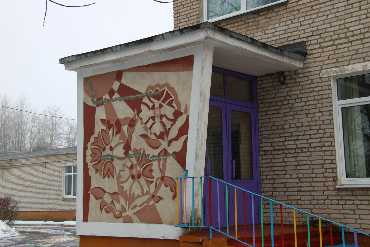 Большевик, Фабричная улица, 2. Монументальное искусство (мозаики, росписи, барельефы, сграфито)