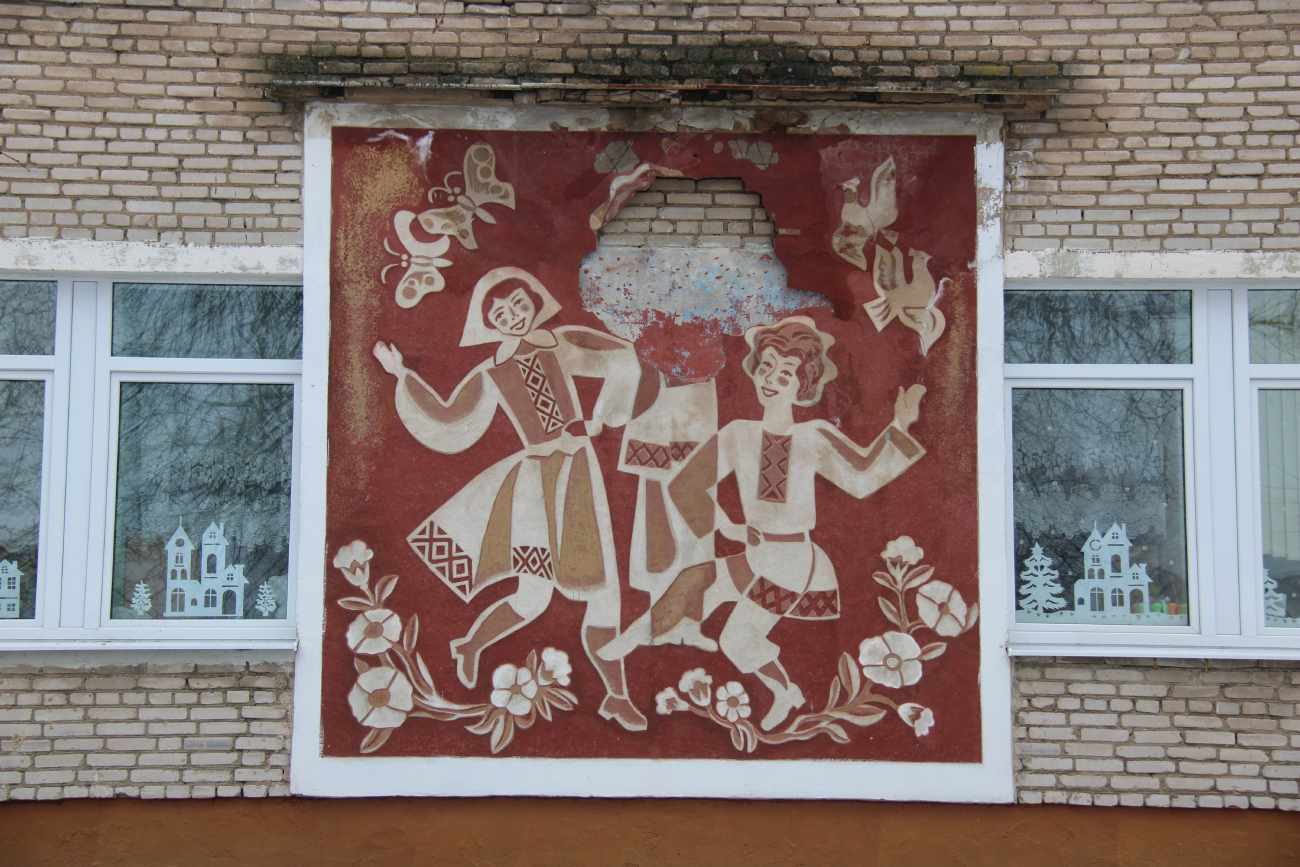 Большевик, Фабричная улица, 2. Монументальное искусство (мозаики, росписи, барельефы, сграфито)