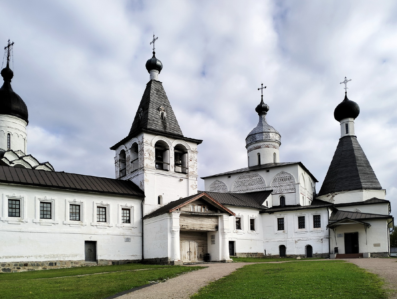 Ферапонтово, Каргопольская улица, 8 Рождественский собор; Каргопольская улица, 8 церковь прпд. мартиниана