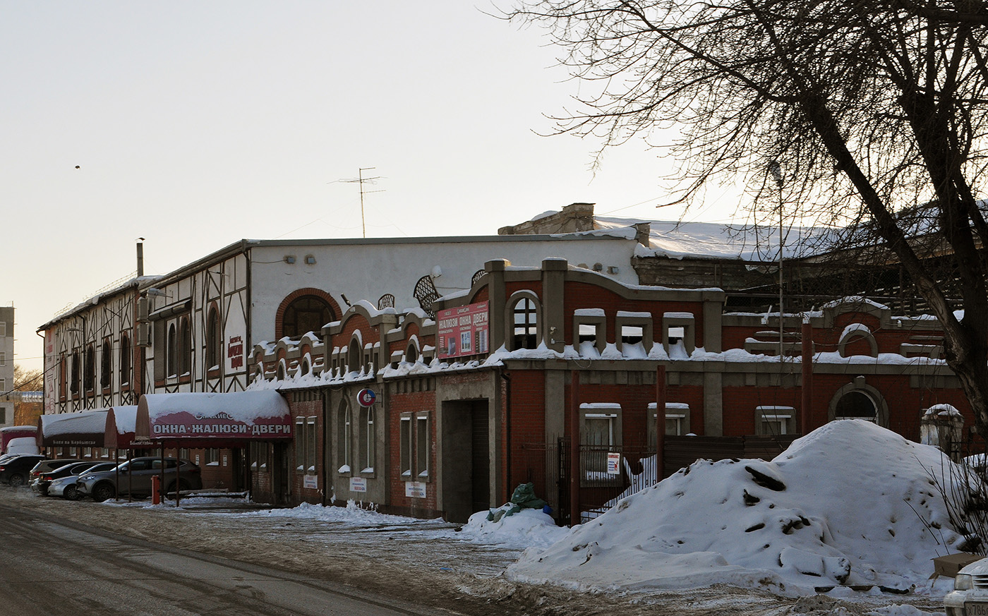 Omsk, Улица Карбышева, 44 / Красный переулок, 4; Красный переулок, 6 / Улица Карбышева, 42а