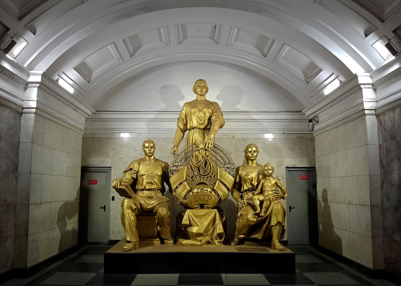 Москва, Замоскворецкая линия Московского метрополитена, станция метро «Белорусская». Монументы