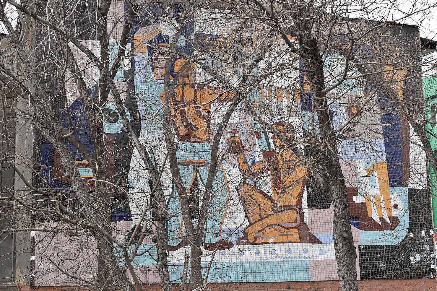 Иркутск, Улица Лермонтова, 80. Монументальное искусство (мозаики, росписи, барельефы, сграфито)