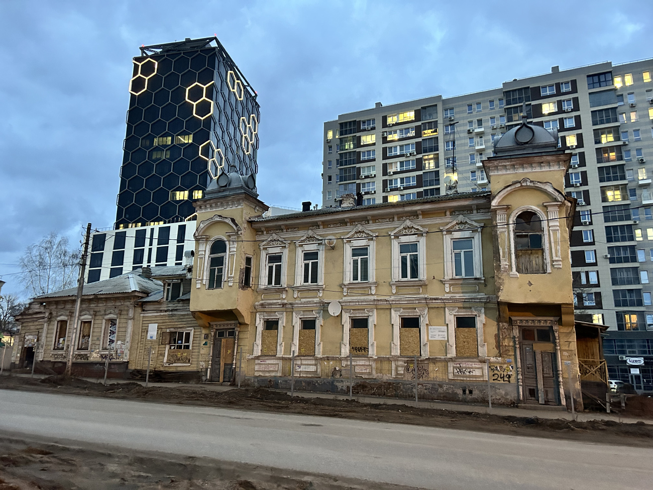 Ufa, Улица Цюрупы, 30; Улица Октябрьской Революции, 15; Улица Октябрьской Революции, 17