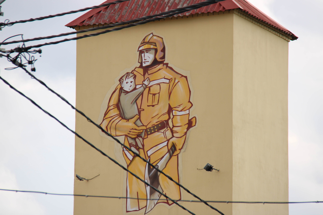 Смолевичи, Советская улица, 122. Монументальное искусство (мозаики, росписи, барельефы, сграфито)