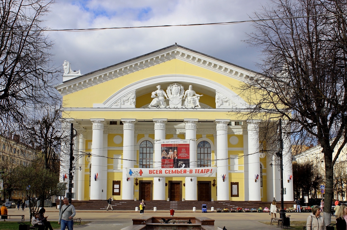 Kaluga, Театральная площадь, 1