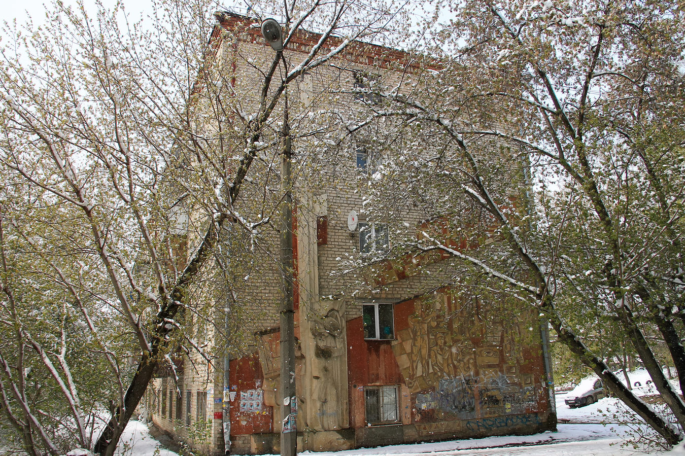 Екатеринбург, Хибиногорский переулок, 31. Монументальное искусство (мозаики, росписи, барельефы, сграфито)