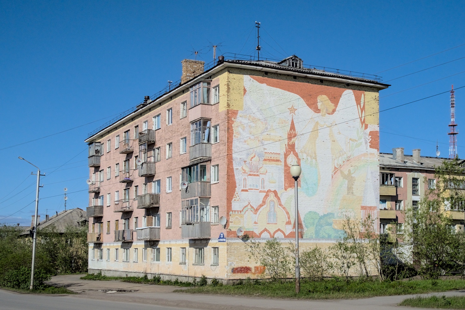 Воркута, Улица Комарова, 23. Монументальное искусство (мозаики, росписи, барельефы, сграфито)