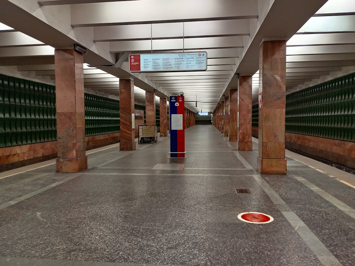 Москва, Калужско-Рижская линия Московского метрополитена, станция метро «Новоясеневская»