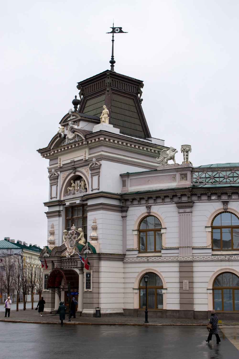 Казань, Кремлёвская улица, 2 / Улица Чернышевского, 6