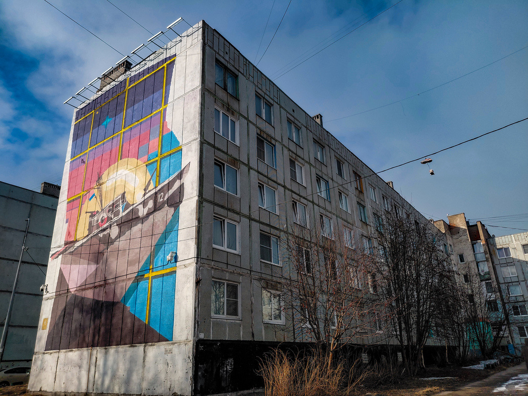 Мурманск, Улица Адмирала флота Лобова, 45. Монументальное искусство (мозаики, росписи, барельефы, сграфито)