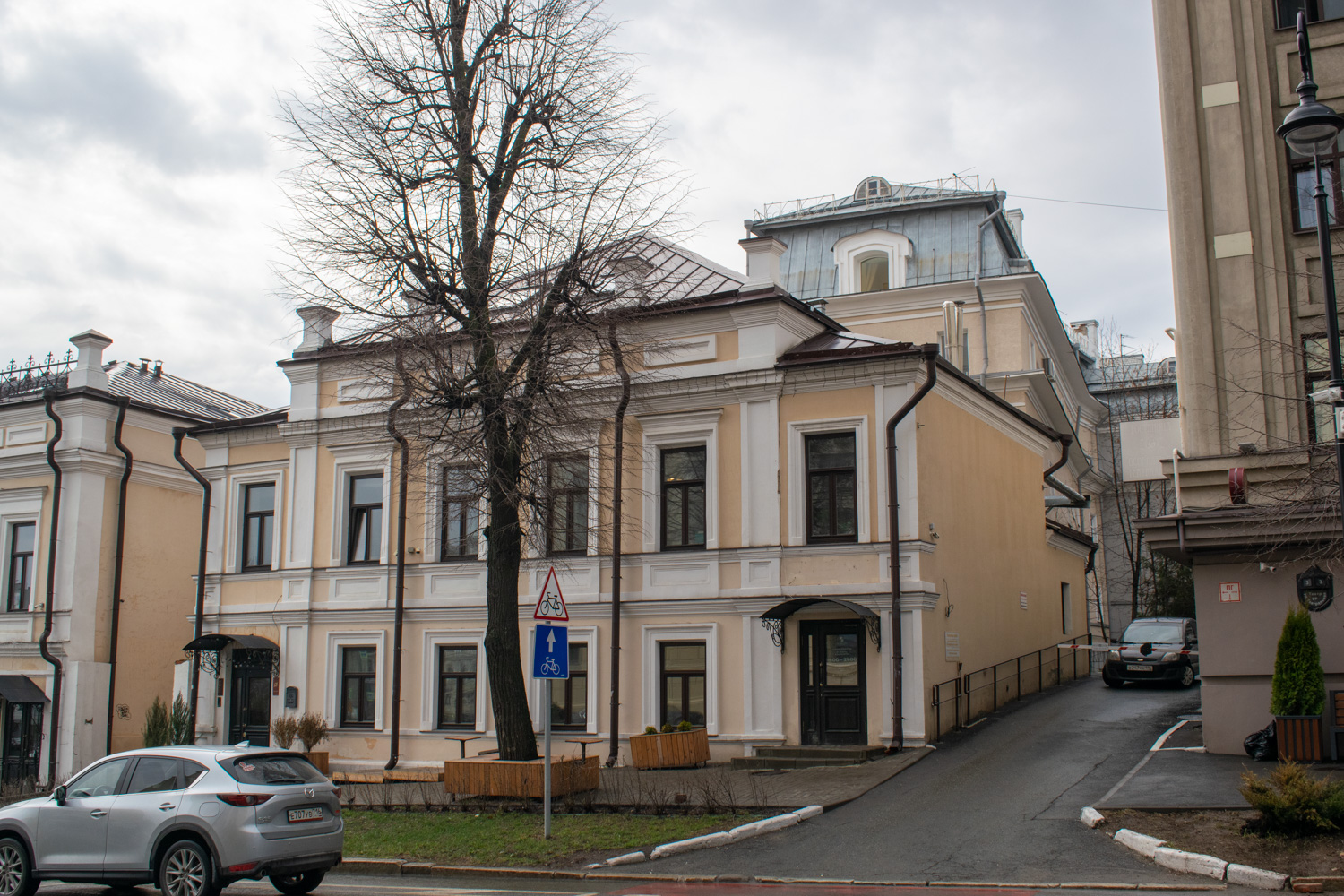 Казань, Театральная улица, 1 / Улица Дзержинского, 29 лит Ж