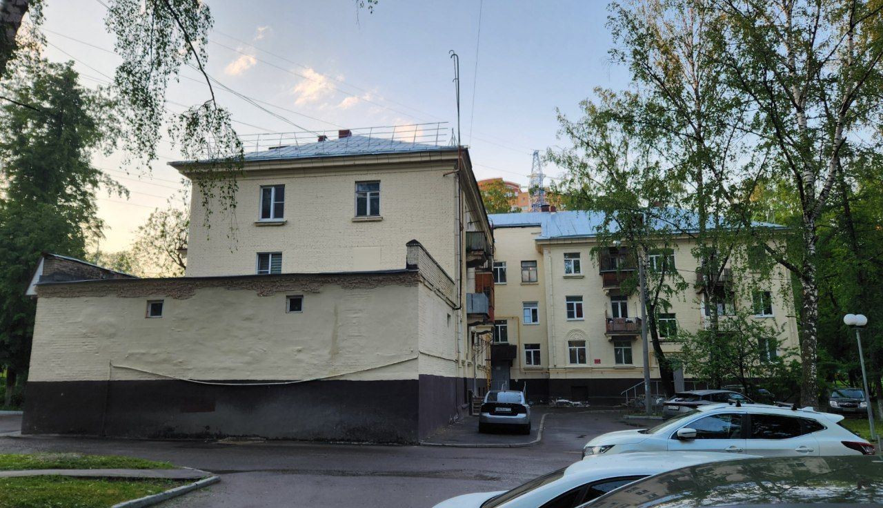Красногорск, Волоколамское шоссе, 11 / Улица Жуковского, 1