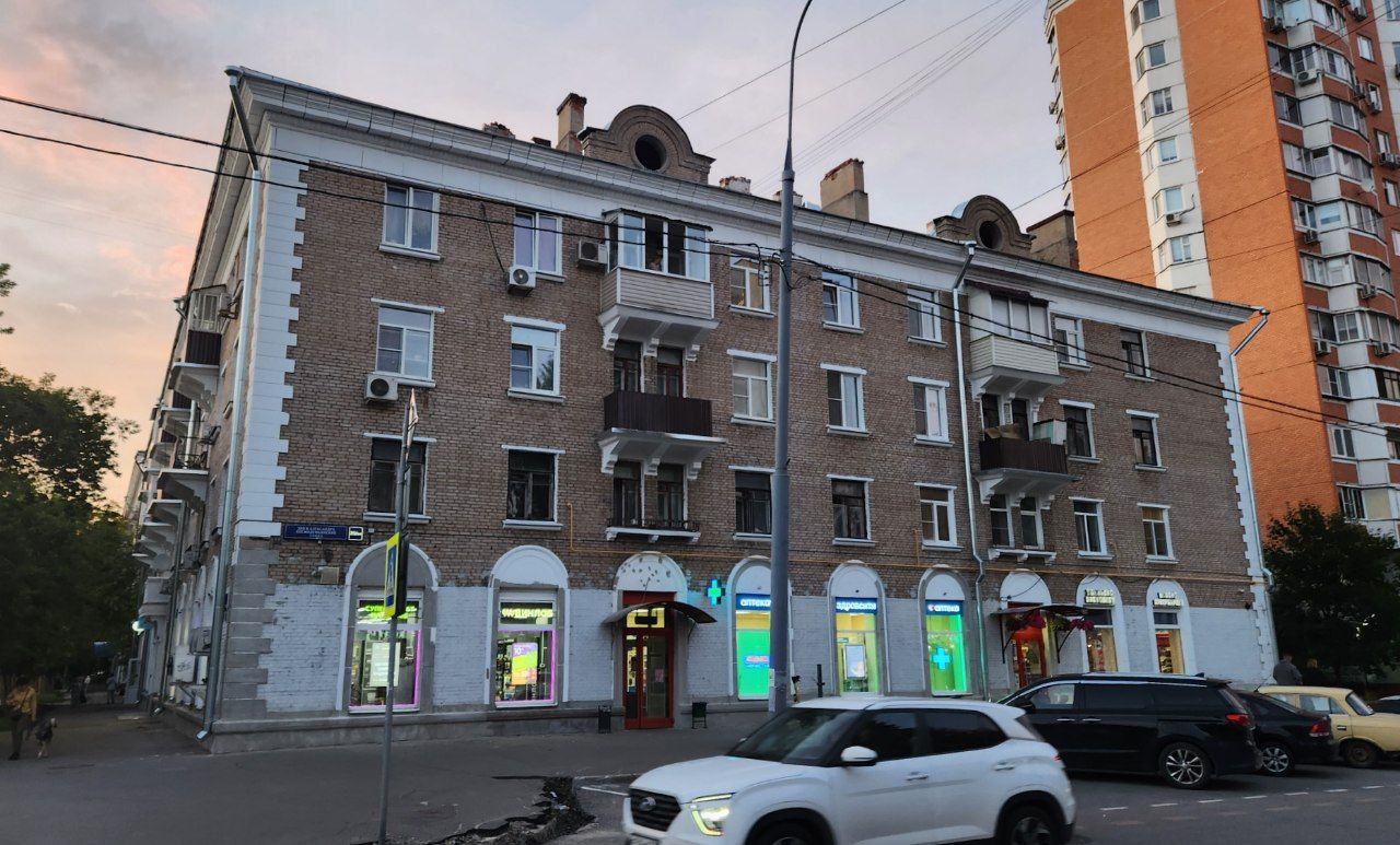 Москва, Улица Приорова, 34 / Улица Зои и Александра Космодемьянских, 25